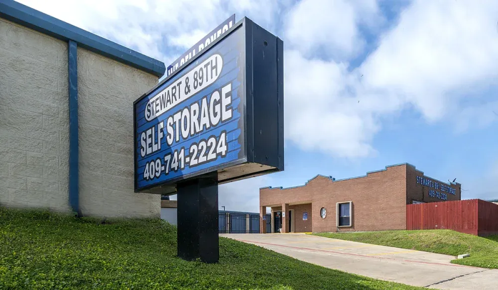 Stewart & 89th Self Storage exterior